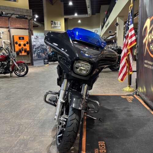2026 Harley-Davidson® Street Glide® Midnight Ember Two-up Cast Wheels thumb 2