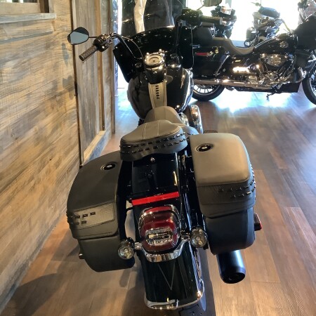 Harley-Davidson® Heritage Classic 2026 FLHC S5-26 Vivid Black Black Laced Wheels thumb 1