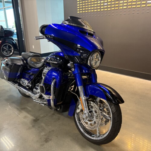 2017 Harley-Davidson® CVO™ Street Glide® Candy Cobalt/Indigo Ink with Mirror Chrome Aggressor Wheels thumb 3