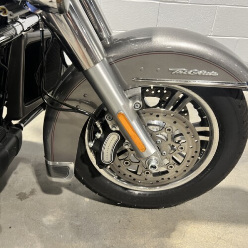 2016 Harley-Davidson® Tri Glide® Ultra Billet Silver FLHTCUTG thumb 2