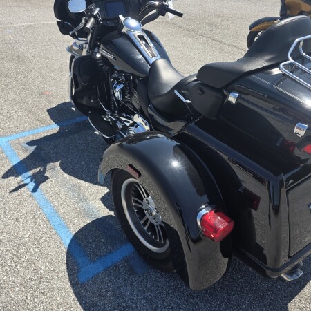 2020 Harley-Davidson® Tri Glide® Ultra Black w/ Pinstripe thumb 1