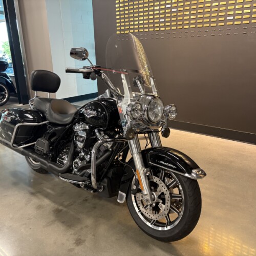 2017 Harley-Davidson® Road King® Vivid Black thumb 3