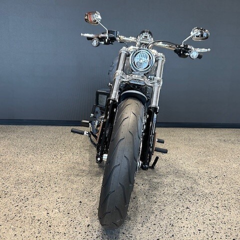 2026 Harley-Davidson® Breakout™ Dark Billiard Gray Chrome Trim thumb 2