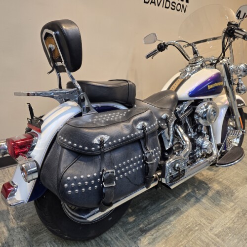 2010 Harley-Davidson® Heritage Softail® Classic Two-Tone White Ice Pearl/Black Ice Pearl FLSTC thumb 3