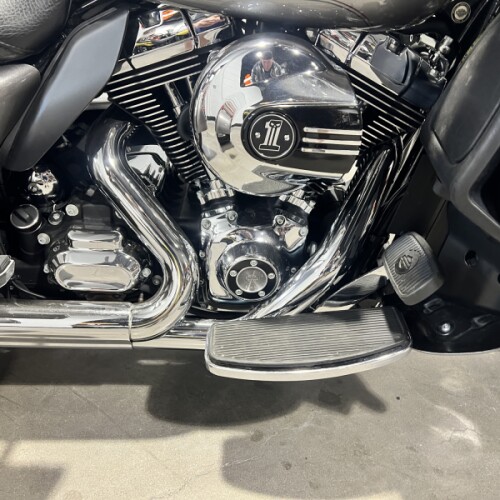 2016 Harley-Davidson® Tri Glide® Ultra Billet Silver FLHTCUTG thumb 1