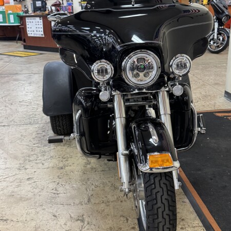 FLHTCUTG 2011 Tri Glide™ Ultra Classic® thumb 2