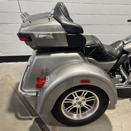 2016 Harley-Davidson® Tri Glide® Ultra Billet Silver FLHTCUTG thumb 0