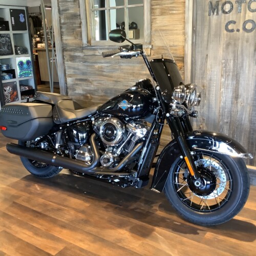 Harley-Davidson® Heritage Classic 2026 FLHC S5-26 Vivid Black Black Laced Wheels thumb 3