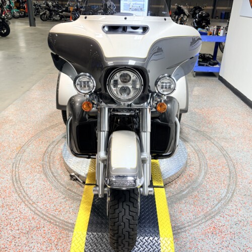 2023 FLHTCUTG Harley-Davidson® Tri Glide® Ultra Gray Haze/Silver Fortune thumb 0
