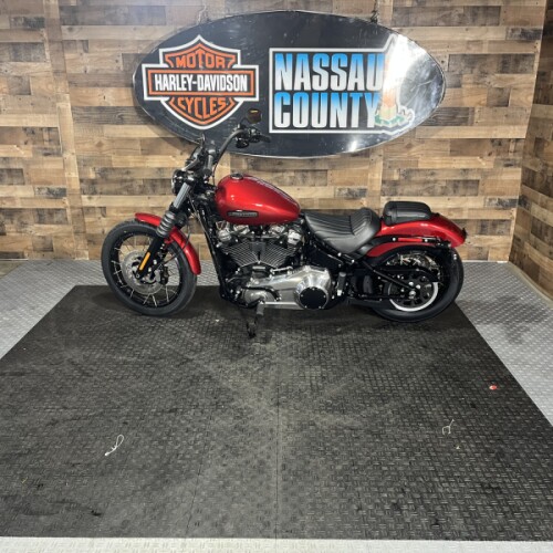 2026 Harley-Davidson® Street Bob® Brilliant Red Chrome Laced Wheels thumb 2