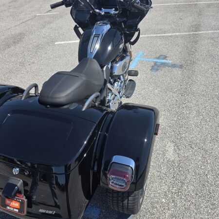 2026 Harley-Davidson® Road Glide 3 VIVID BLACK/CHROME TRIM thumb 3