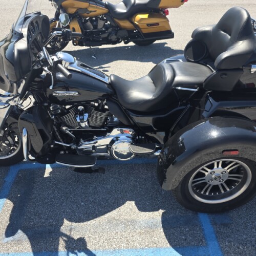 2020 Harley-Davidson® Tri Glide® Ultra Black w/ Pinstripe thumb 0