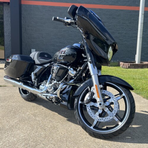 2026 Harley-Davidson® Street Glide® Midnight Ember Chrome Trim thumb 3