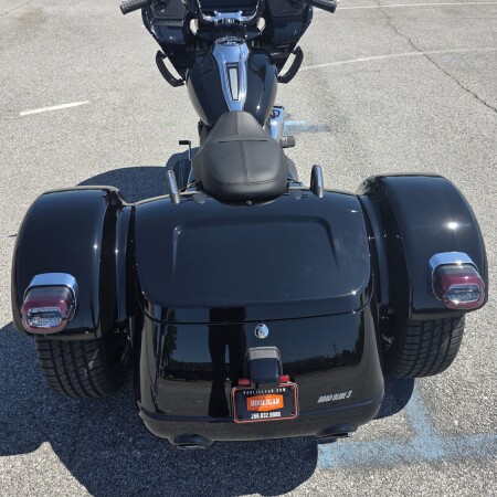 2026 Harley-Davidson® Road Glide 3 VIVID BLACK/CHROME TRIM thumb 2