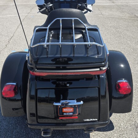 2020 Harley-Davidson® Tri Glide® Ultra Black w/ Pinstripe thumb 2