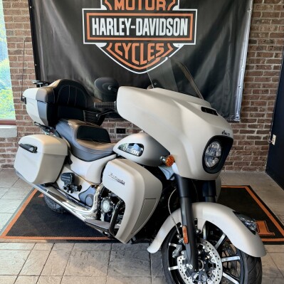 2022 Indian Motorcycle Roadmaster® Dark Horse® Silver Quartz Smoke thumb 3