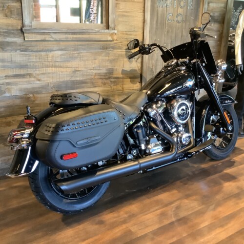Harley-Davidson® Heritage Classic 2026 FLHC S5-26 Vivid Black Black Laced Wheels thumb 2