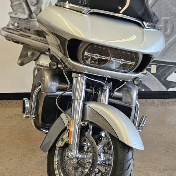 2016 CVO™ Road Glide® Ultra FLTRUSE thumb 1