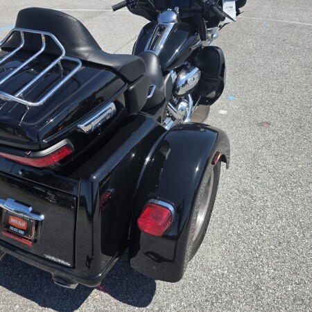 2020 Harley-Davidson® Tri Glide® Ultra Black w/ Pinstripe thumb 3