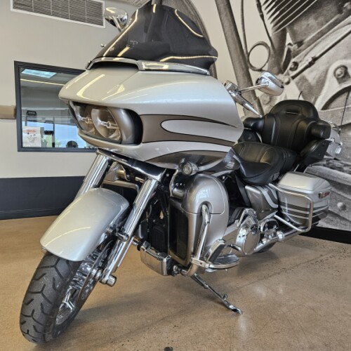 2016 CVO™ Road Glide® Ultra FLTRUSE thumb 0