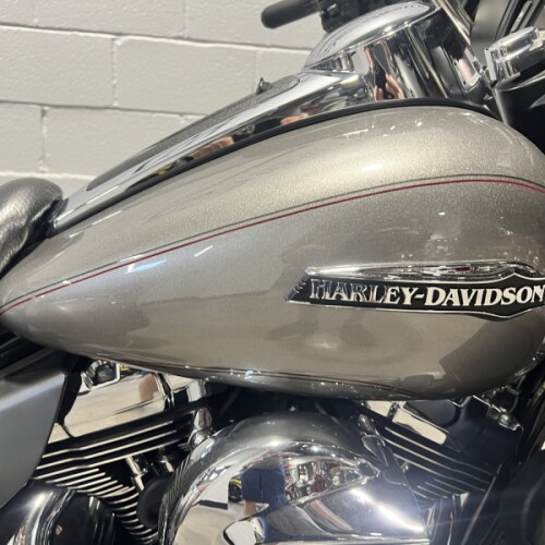2016 Harley-Davidson® Tri Glide® Ultra Billet Silver FLHTCUTG thumb 3