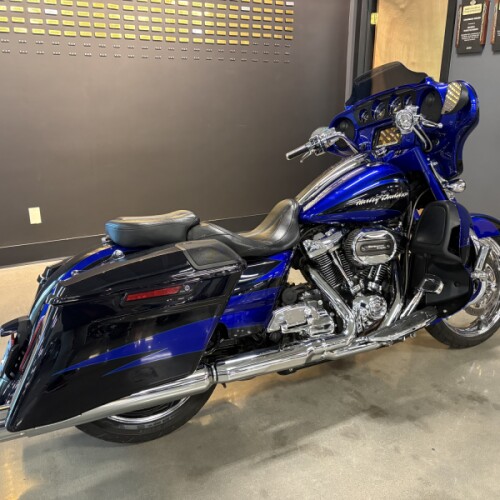 2017 Harley-Davidson® CVO™ Street Glide® Candy Cobalt/Indigo Ink with Mirror Chrome Aggressor Wheels thumb 2