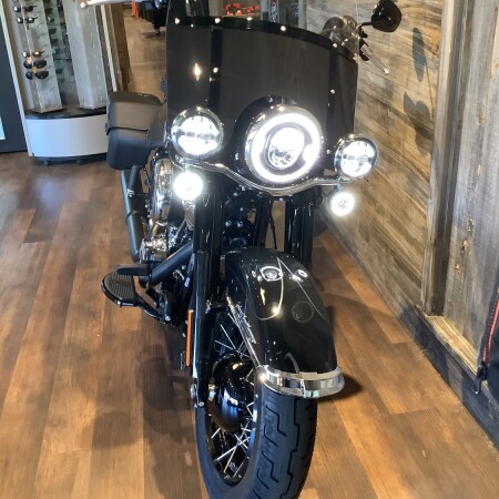Harley-Davidson® Heritage Classic 2026 FLHC S5-26 Vivid Black Black Laced Wheels thumb 0