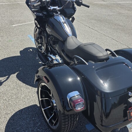 2026 Harley-Davidson® Road Glide 3 VIVID BLACK/CHROME TRIM thumb 1