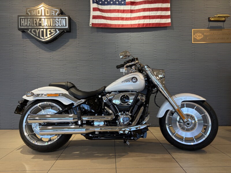2026 Harley-Davidson® Fat Boy™ White Onyx Pearl Chrome Trim