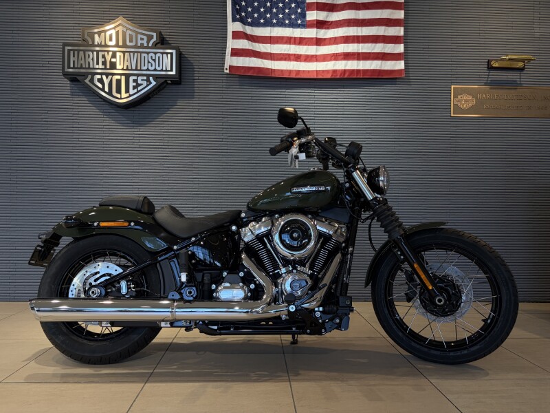 2026 Harley-Davidson® Street Bob™ Olive Steel Metallic Chrome Laced Wheels