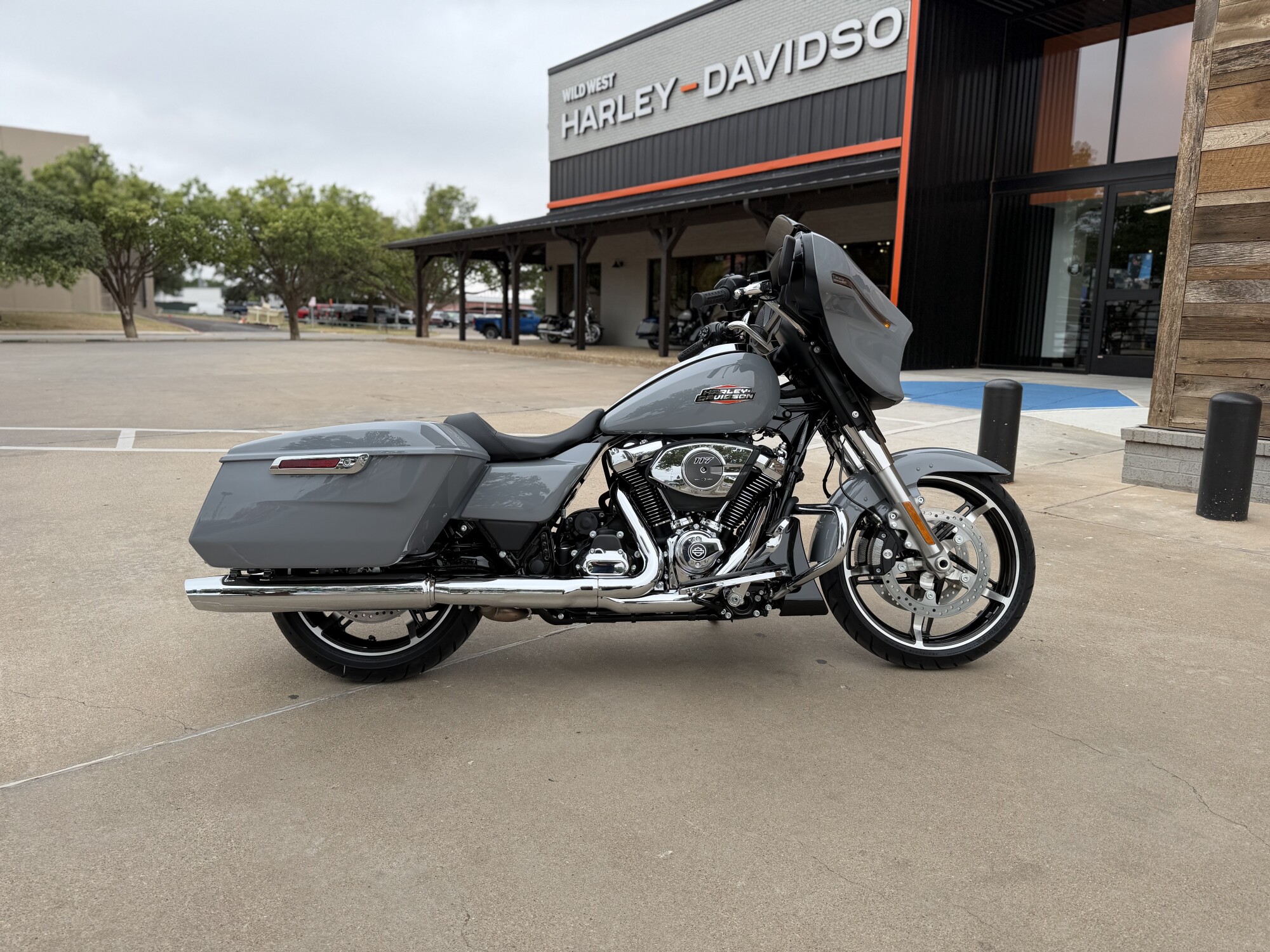 2026 Harley-Davidson® Street Glide® Dark Billiard Gray Chrome Trim