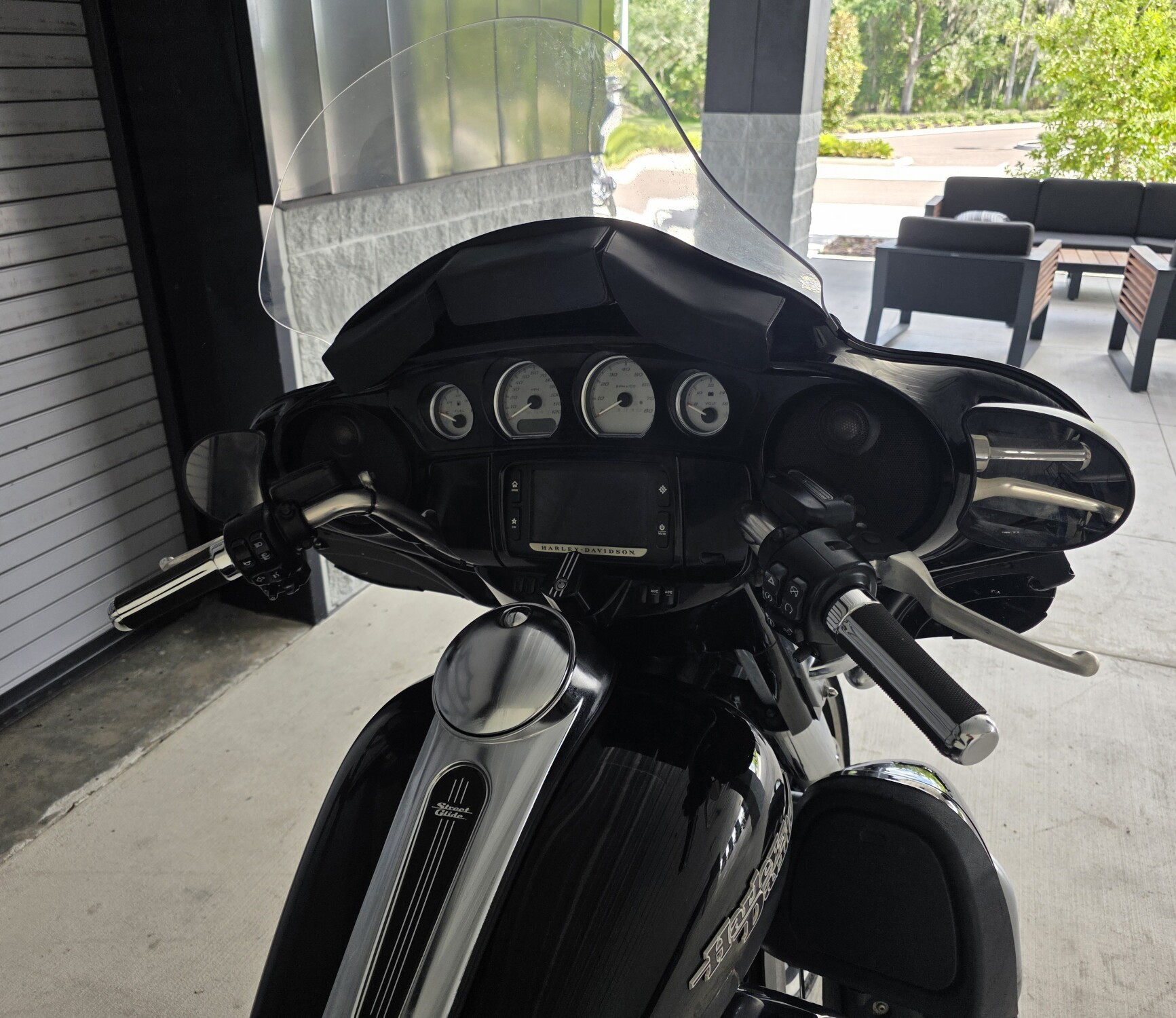2017 Harley-Davidson® Street Glide® Special Vivid Black, photo 6