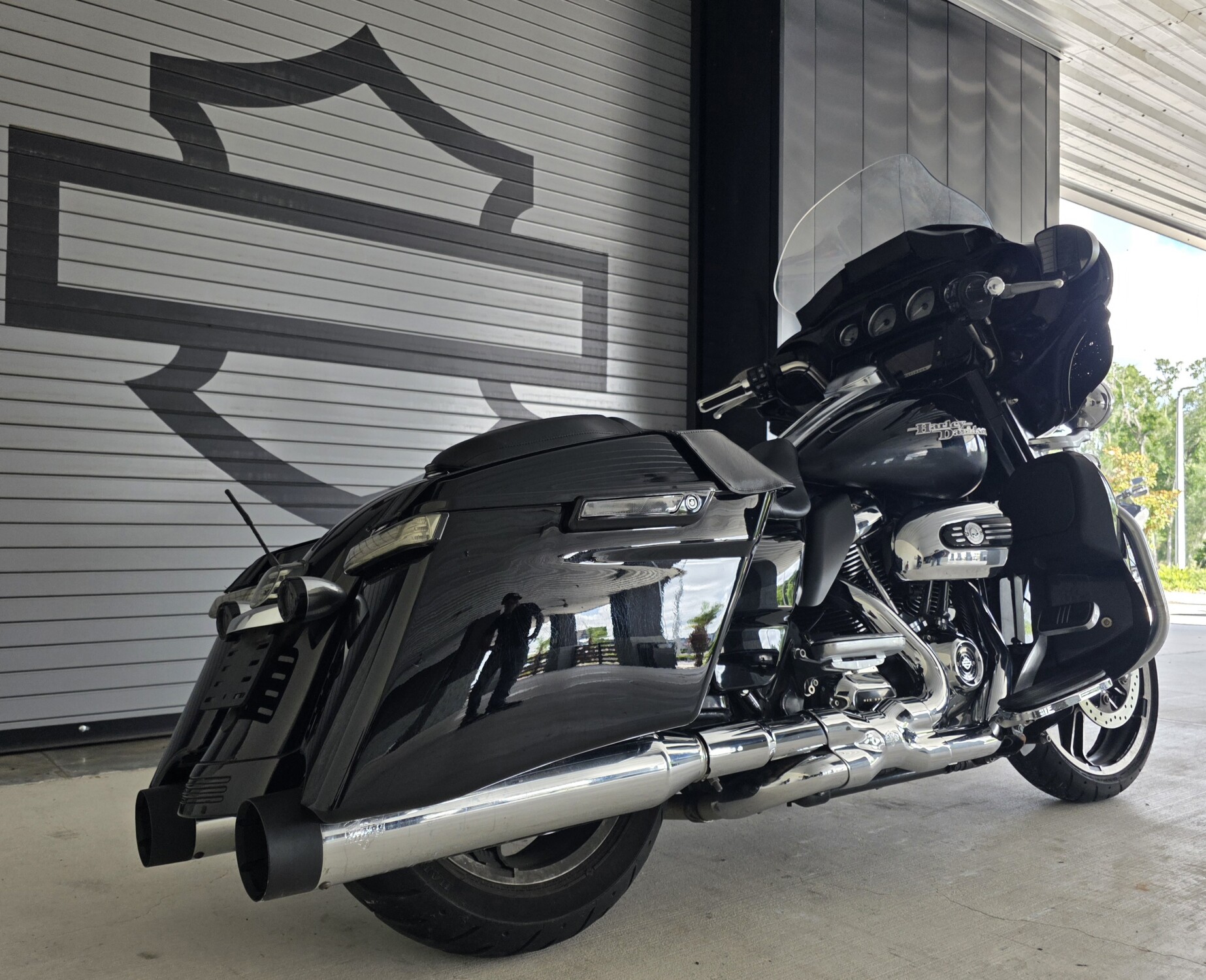 2017 Harley-Davidson® Street Glide® Special Vivid Black, photo 11