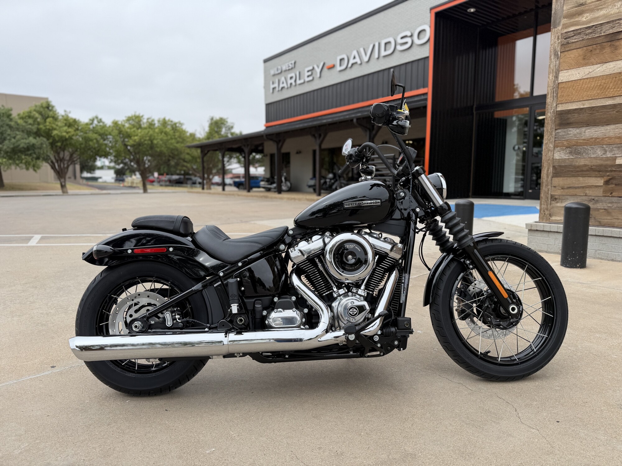 2026 Harley-Davidson® Street Bob® Vivid Black Chrome Laced Wheels