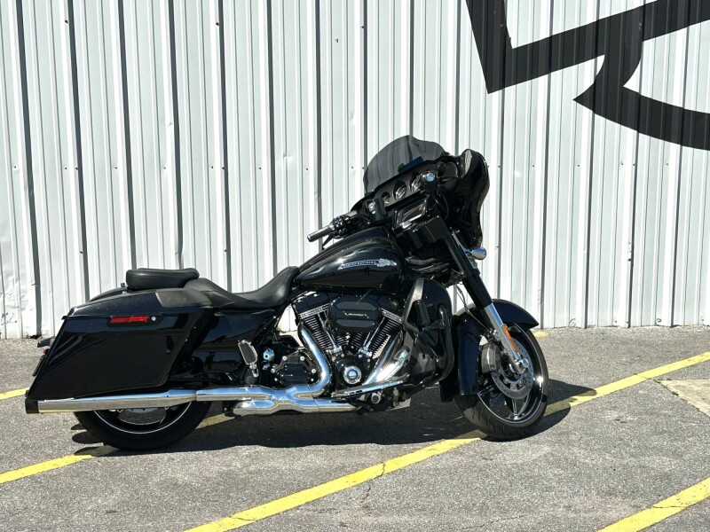 2016 Harley-Davidson® CVO™ Street Glide® Carbon Crystal with Phantom Flames