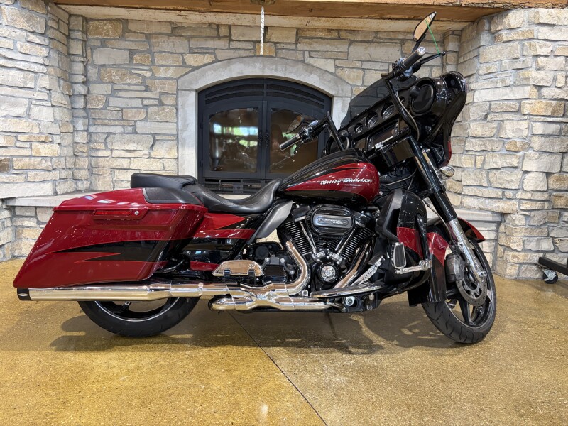 Harley-Davidson® CVO™ Street Glide® 2017 FLHXSE SF BLK/ATMC RED W/PINSTRIPE