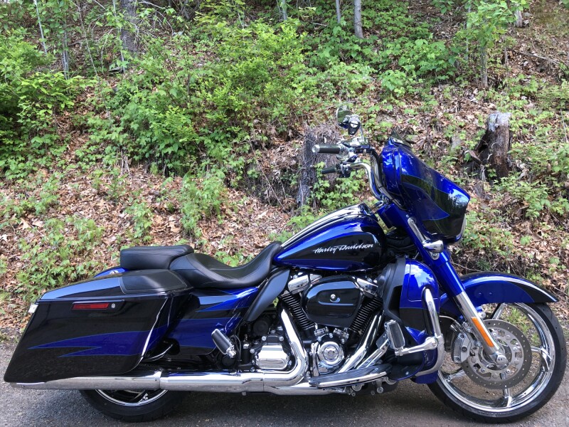 2017 Harley-Davidson® CVO™ Street Glide® Candy Cobalt/Indigo Ink with Mirror Chrome Aggressor Wheels