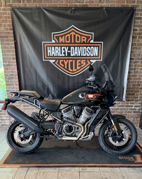 2026 Harley-Davidson® Pan America® 1250 Special Vivid Black Black Cast Wheels