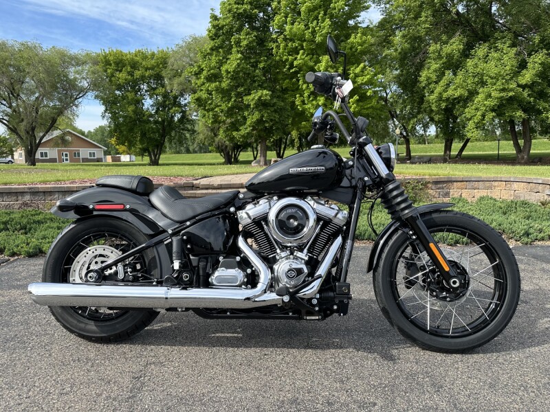 2026 Harley-Davidson® Street Bob® Vivid Black Chrome Laced Wheels