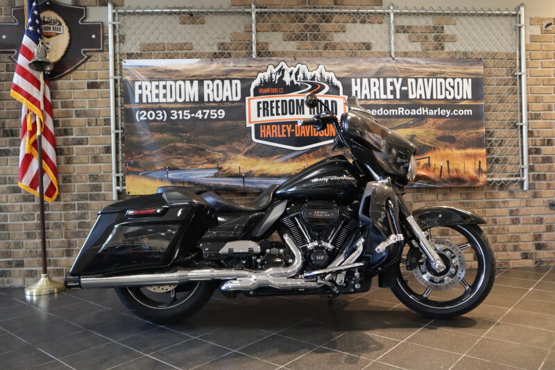 2017 CVO™ Street Glide® (FLHXSE)