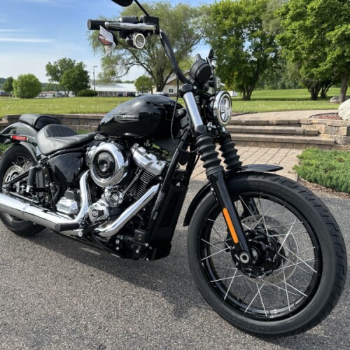 2026 Harley-Davidson® Street Bob® Vivid Black Chrome Laced Wheels thumb 3