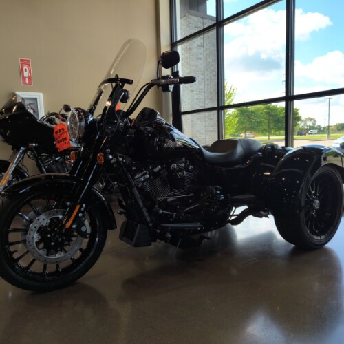 2024 Harley-Davidson® Freewheeler® Vivid Black thumb 3