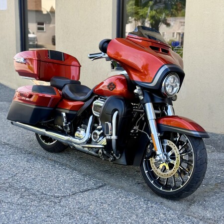 2018 Harley-Davidson® CVO™ Street Glide® FLHXSE thumb 2