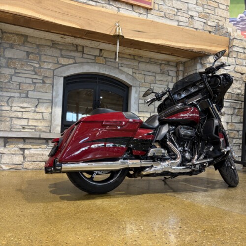 Harley-Davidson® CVO™ Street Glide® 2017 FLHXSE SF BLK/ATMC RED W/PINSTRIPE thumb 3