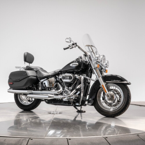 2024 Harley-Davidson FLHCS Heritage Classic 114 in Vivid Black with 5,093 miles thumb 3