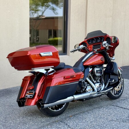 2018 Harley-Davidson® CVO™ Street Glide® FLHXSE thumb 1