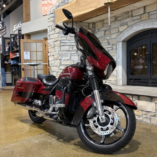 Harley-Davidson® CVO™ Street Glide® 2017 FLHXSE SF BLK/ATMC RED W/PINSTRIPE thumb 2