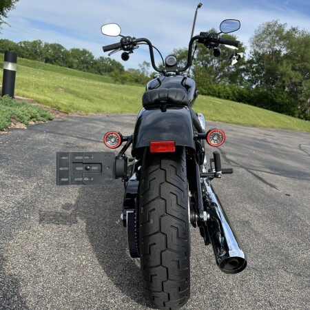 2026 Harley-Davidson® Street Bob® Vivid Black Chrome Laced Wheels thumb 2