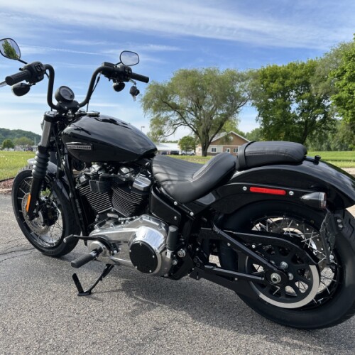 2026 Harley-Davidson® Street Bob® Vivid Black Chrome Laced Wheels thumb 0