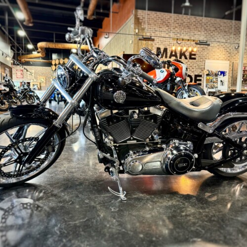 2014 Harley-Davidson® Breakout® Vivid Black thumb 2